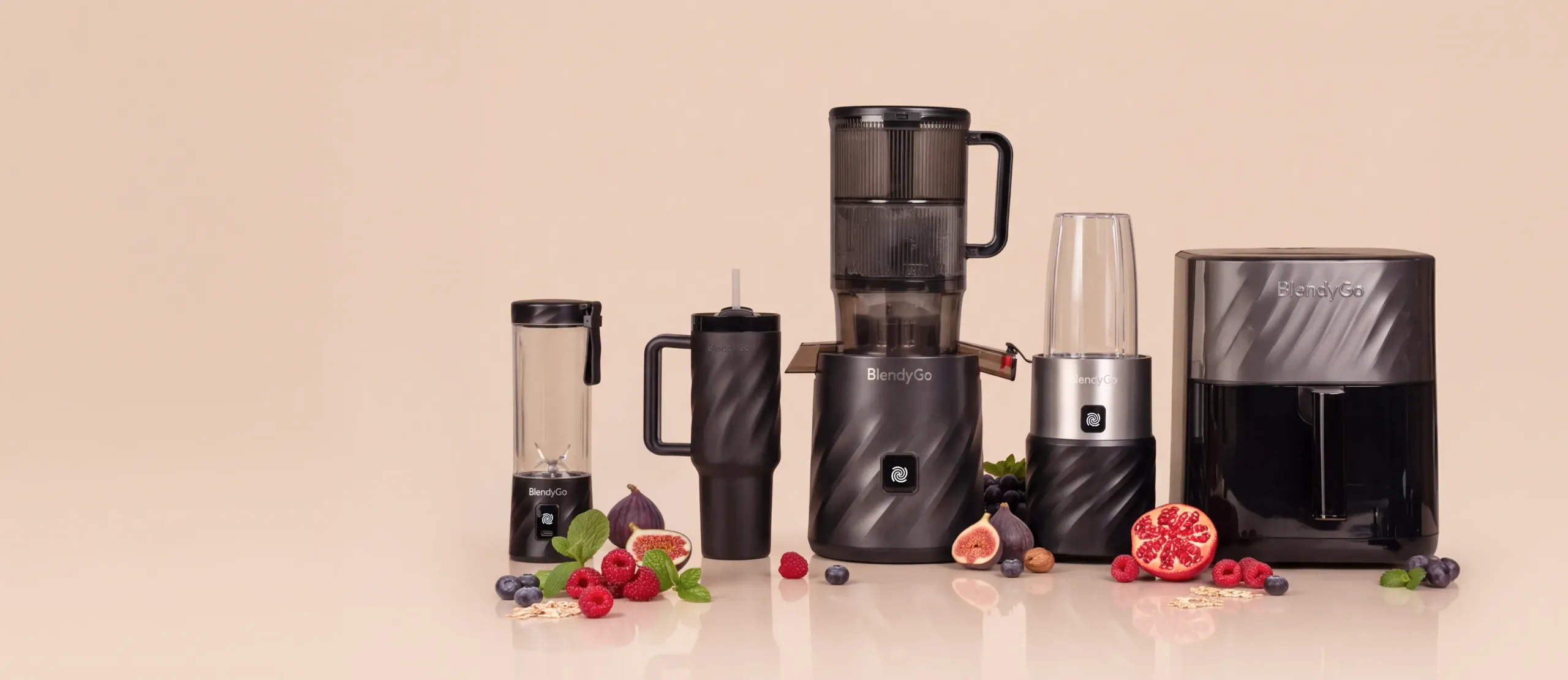 Produkty BlendyGo w czarnym wzorze Swirl: blender, kubek SIP, wyciskarka, blender Max i frytkownica Air