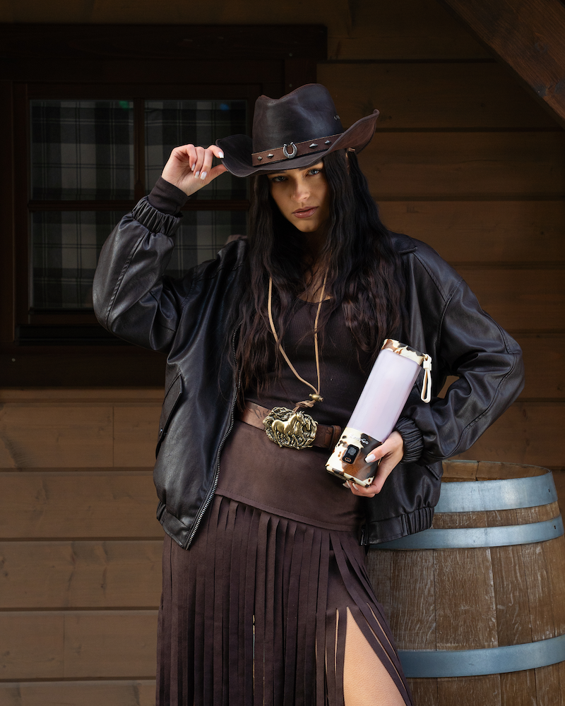 Dziewczyna z dwoma blenderami BlendyGo w pionie