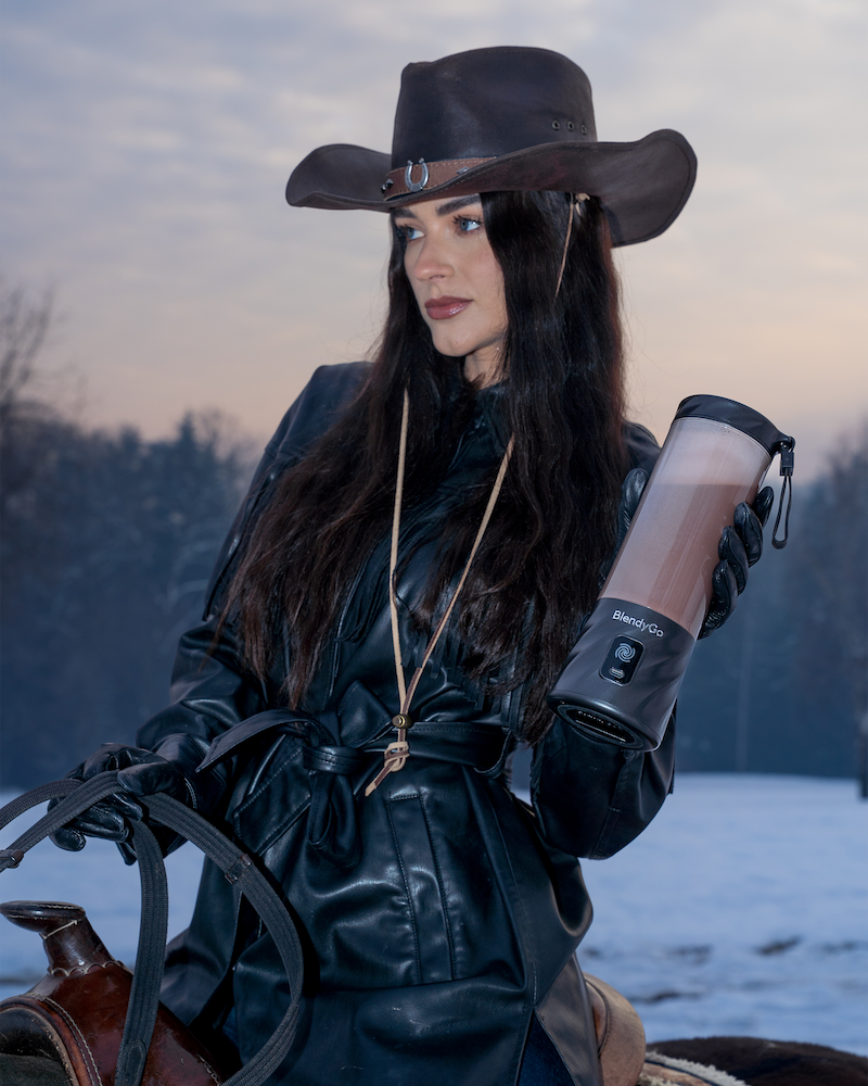 Dziewczyna z blenderem BlendyGo w pionie