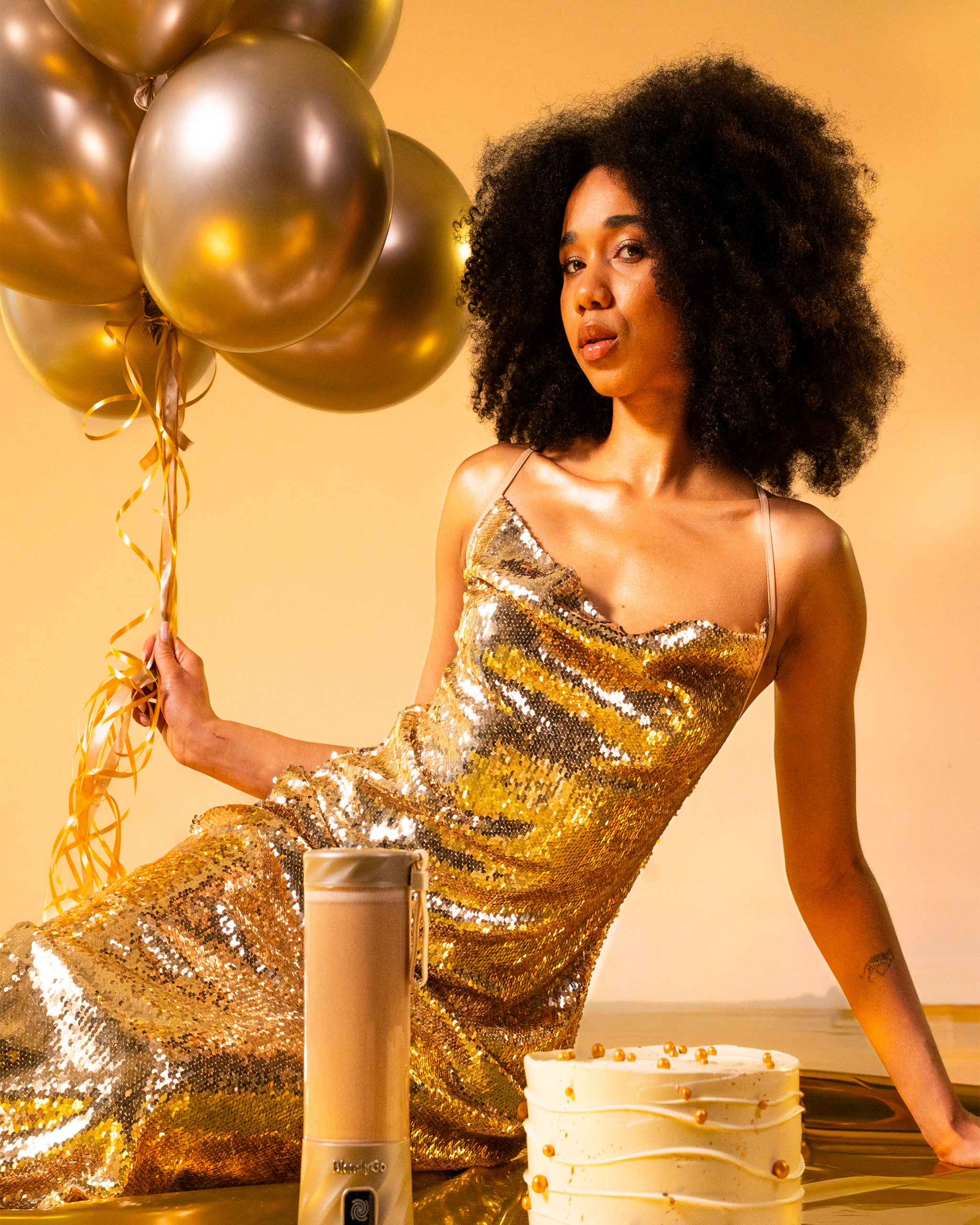 Dziewczyna z Kubkiem termicznym BlendyGo w pionie