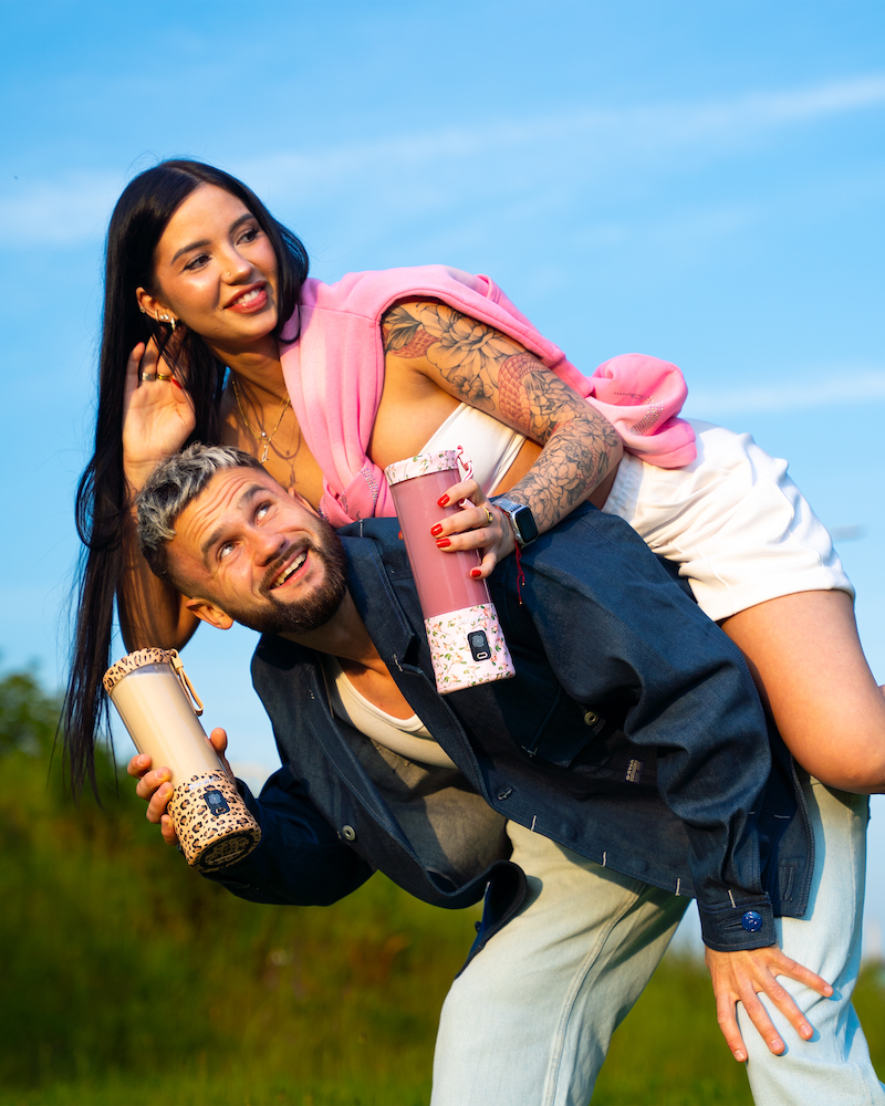 Dziewczyna z blenderem BlendyGo w pionie