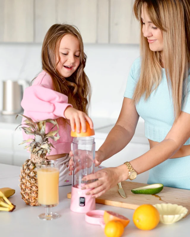 There’s nothing sweeter than blending up a smoothie with your little one by your side 👧🍌…